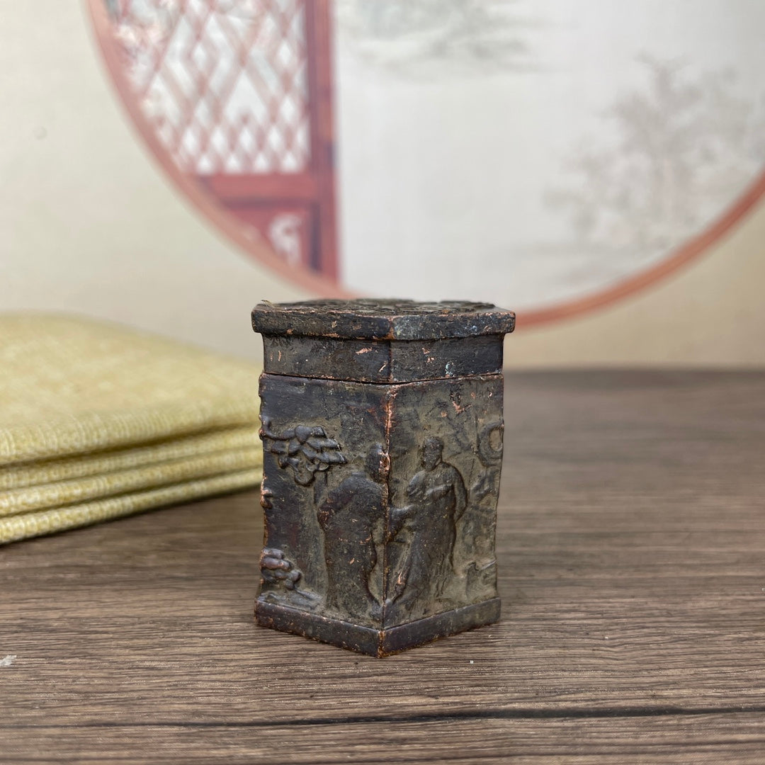 Exquisite Hand-Carved Small Jar - Perfect Gift for Antique Collectors and Home Decor Enthusiasts