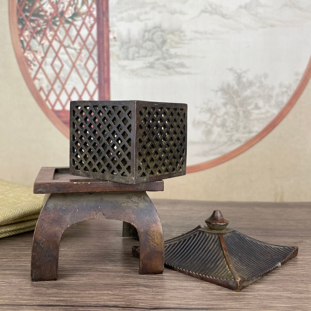 Exquisite Handcrafted Palace Lantern Incense Burner - A Unique Gift for Antique Collectors and Home Decor Enthusiasts