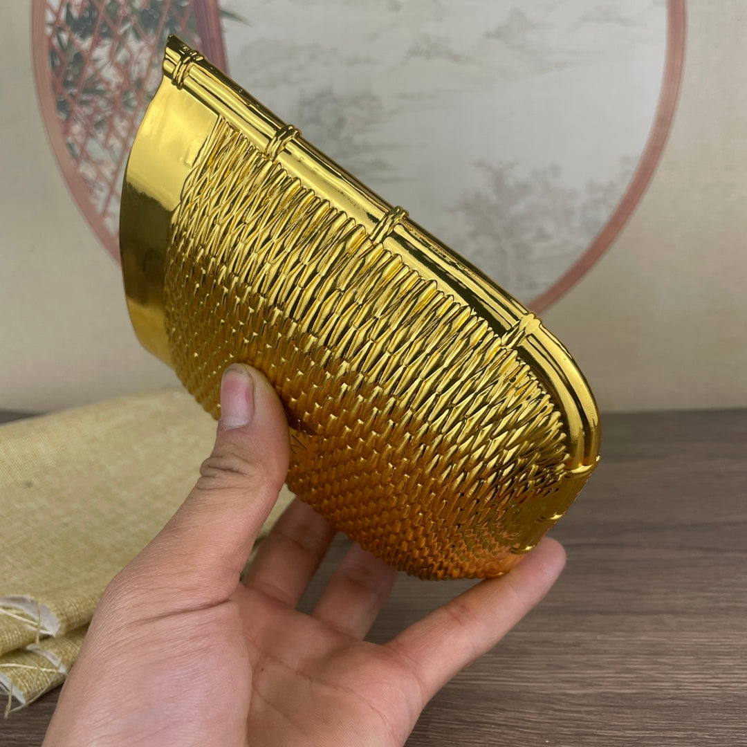 Handcrafted Golden Toad Dustpan Desk Ornament - Exquisite Decor Piece