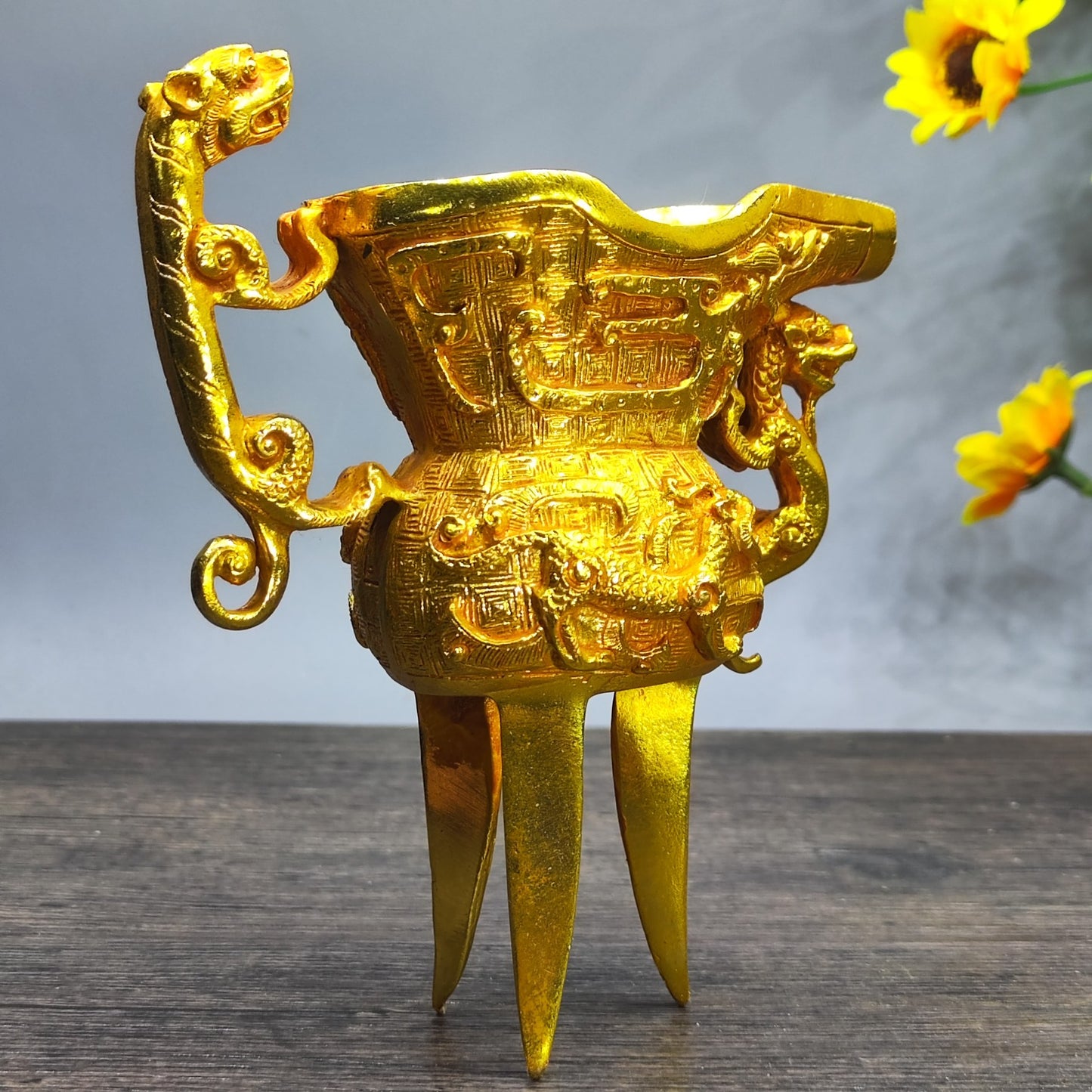 Exquisite Handcrafted Three-Legged Wine Glass - Unique Tabletop Decoration & Rare Collectible Gift